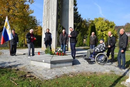 Polaganje vencev pri spomeniku, foto A Janezic (2)
